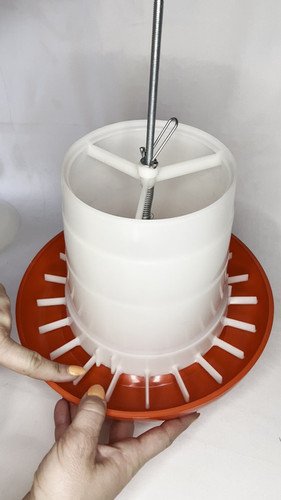 3 Quart Feeder with Adjustable Legs - Image 7