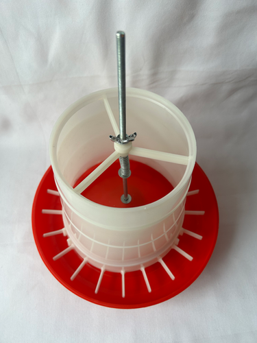 3 Quart Feeder with Adjustable Legs